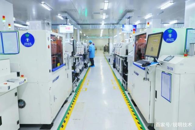 记者在工厂了解到 01:39 "电路板生产线上有十几台自动光学检测设备